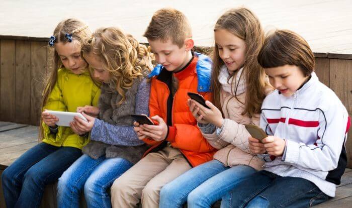 kids-with-phones